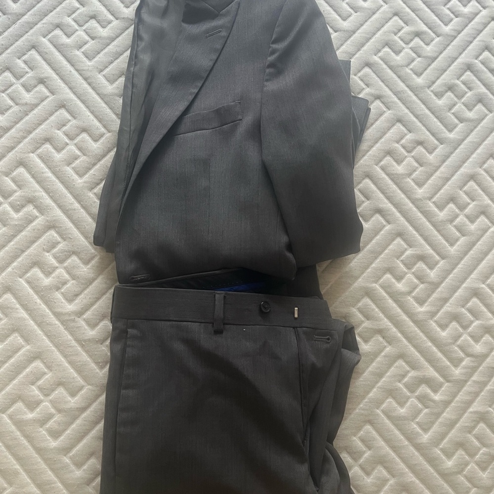 Charcoal Gray Suit Slim (40 and 32x32)